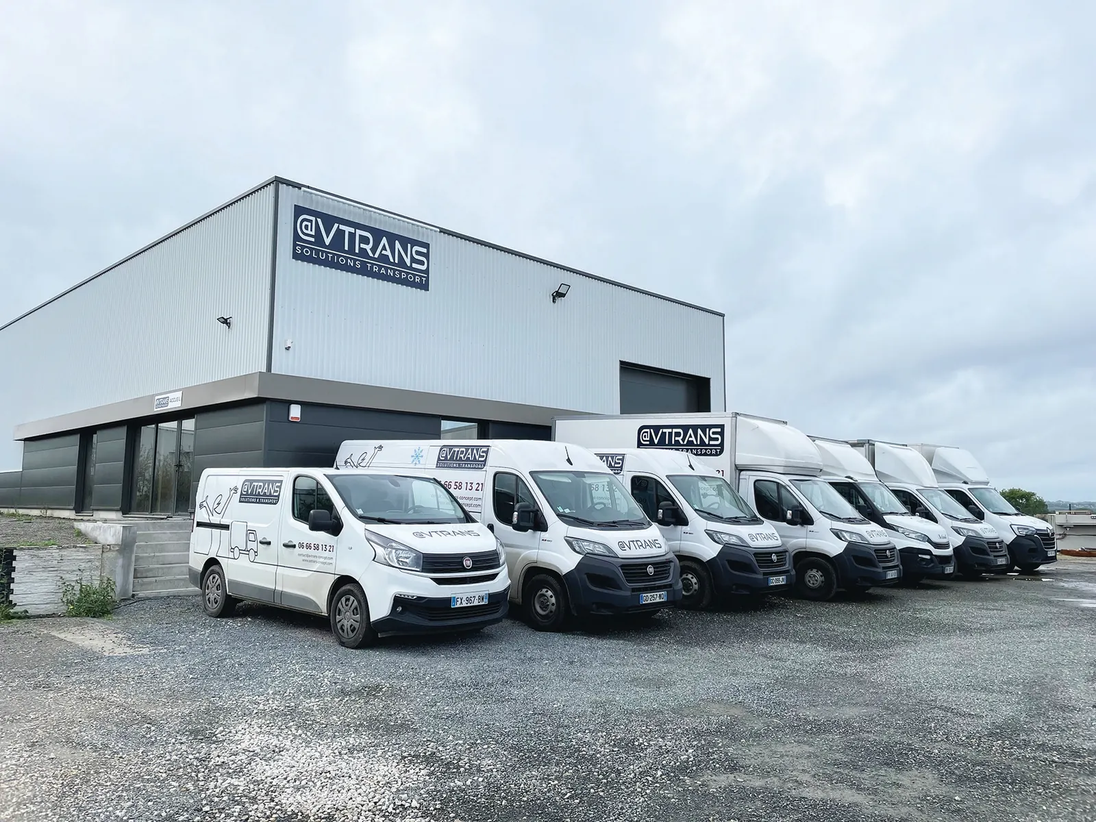 Flotte de véhicules AVTRANS Concept devant les locaux à Pommeret, Côtes-d'Armor — coursier et transport Bretagne